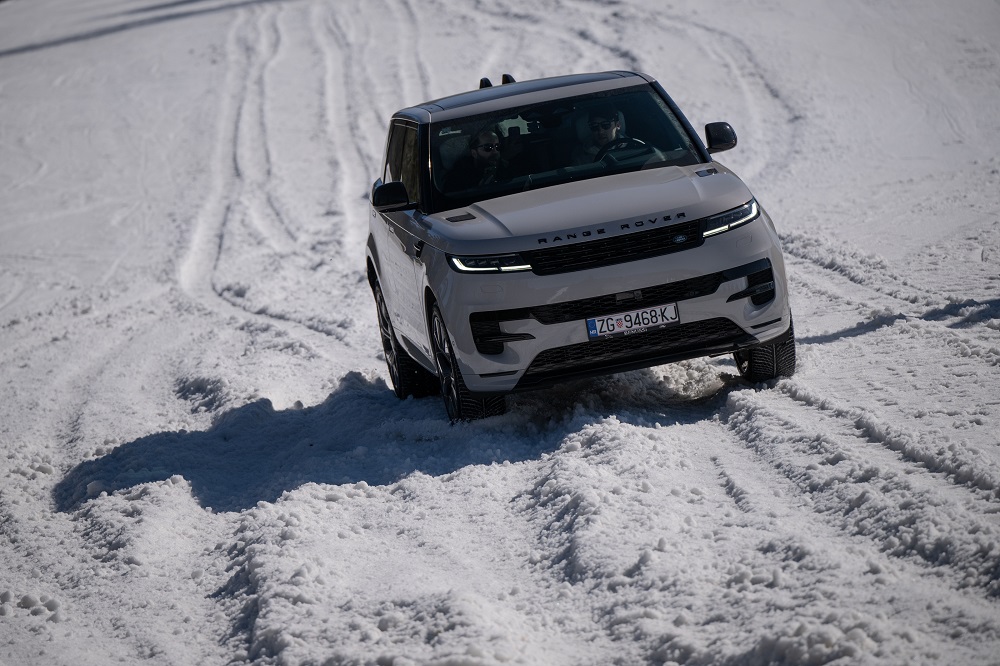 Range Rover dan: razkošje in moč v zimskem okolju